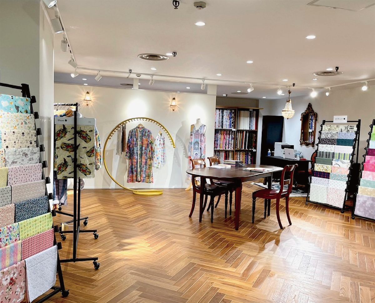 abeille 船場センター店の店内。生地見本の棚とテーブル席（船場センタービル8号館 地下1階）